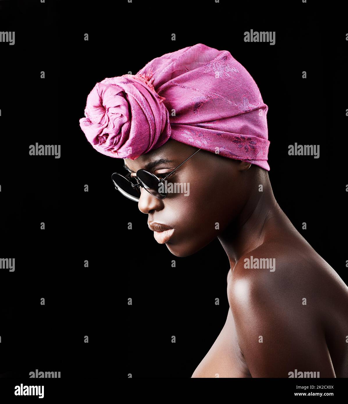 Disparo a la cabeza gafas de sol posando fotografías e imágenes de alta  resolución - Alamy