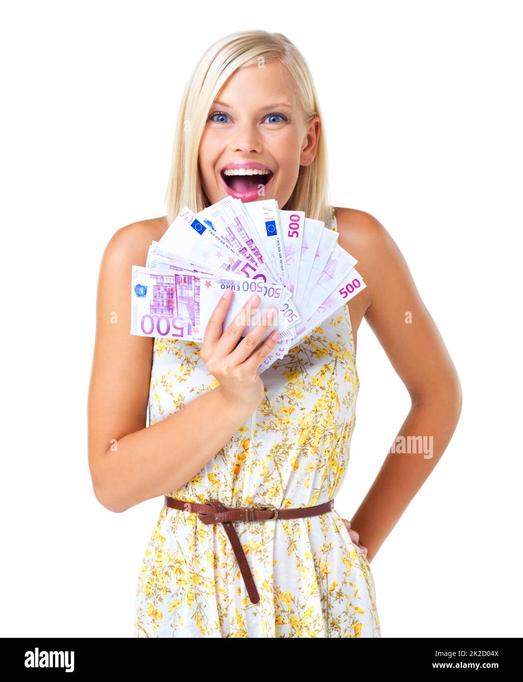 ¿Puede creerlo? Una mujer bonita sacando notas sobre el euro que paraban aturdida y sorprendida - aislada. Foto de stock