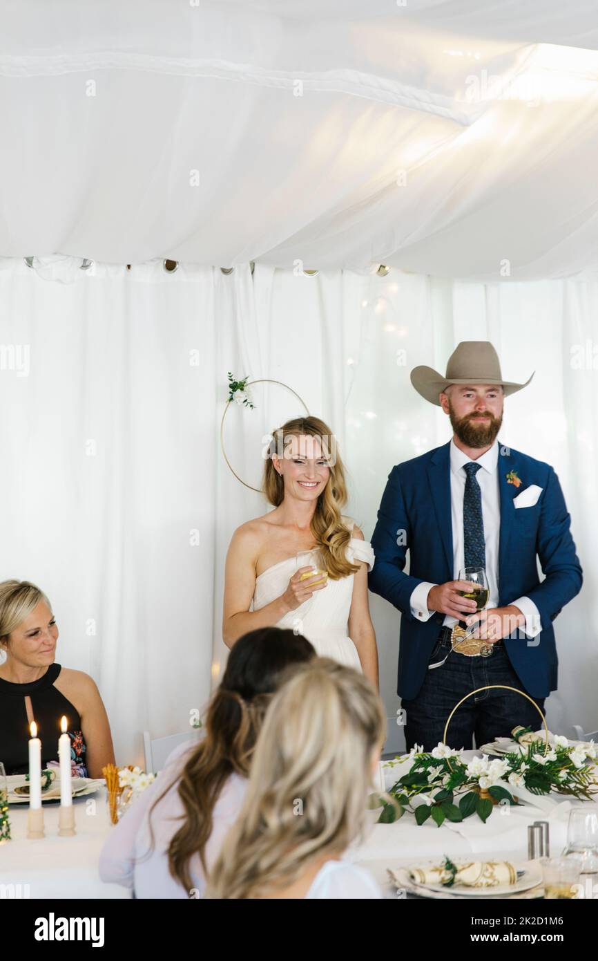 Gente cenando feliz boda fotografías e imágenes de alta resolución - Alamy