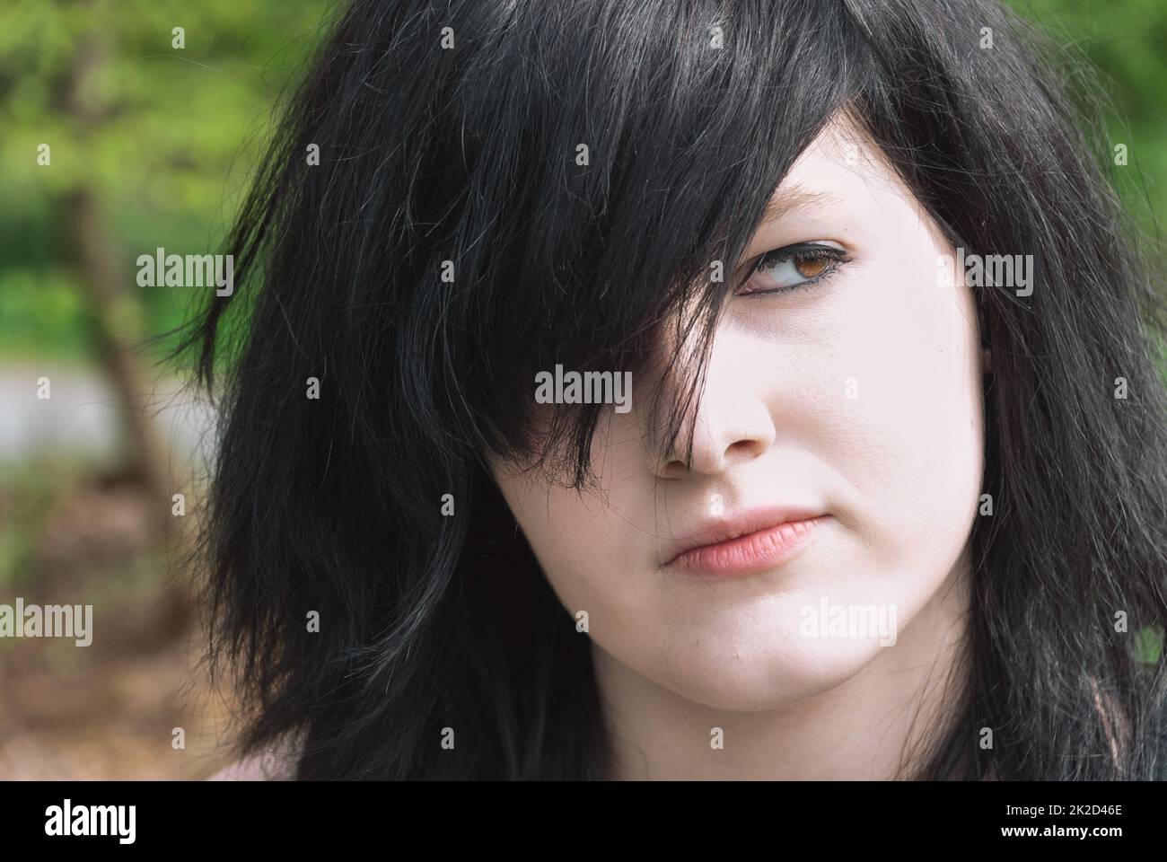 Chica Emo gótica con pelo negro, primer plano Foto de stock