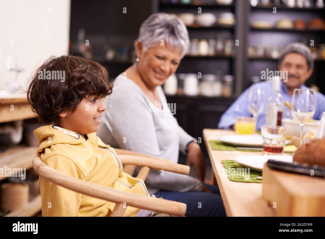 Cena en el abuelo y abuelas. Una feliz familia comiendo la cena en casa. Foto de stock