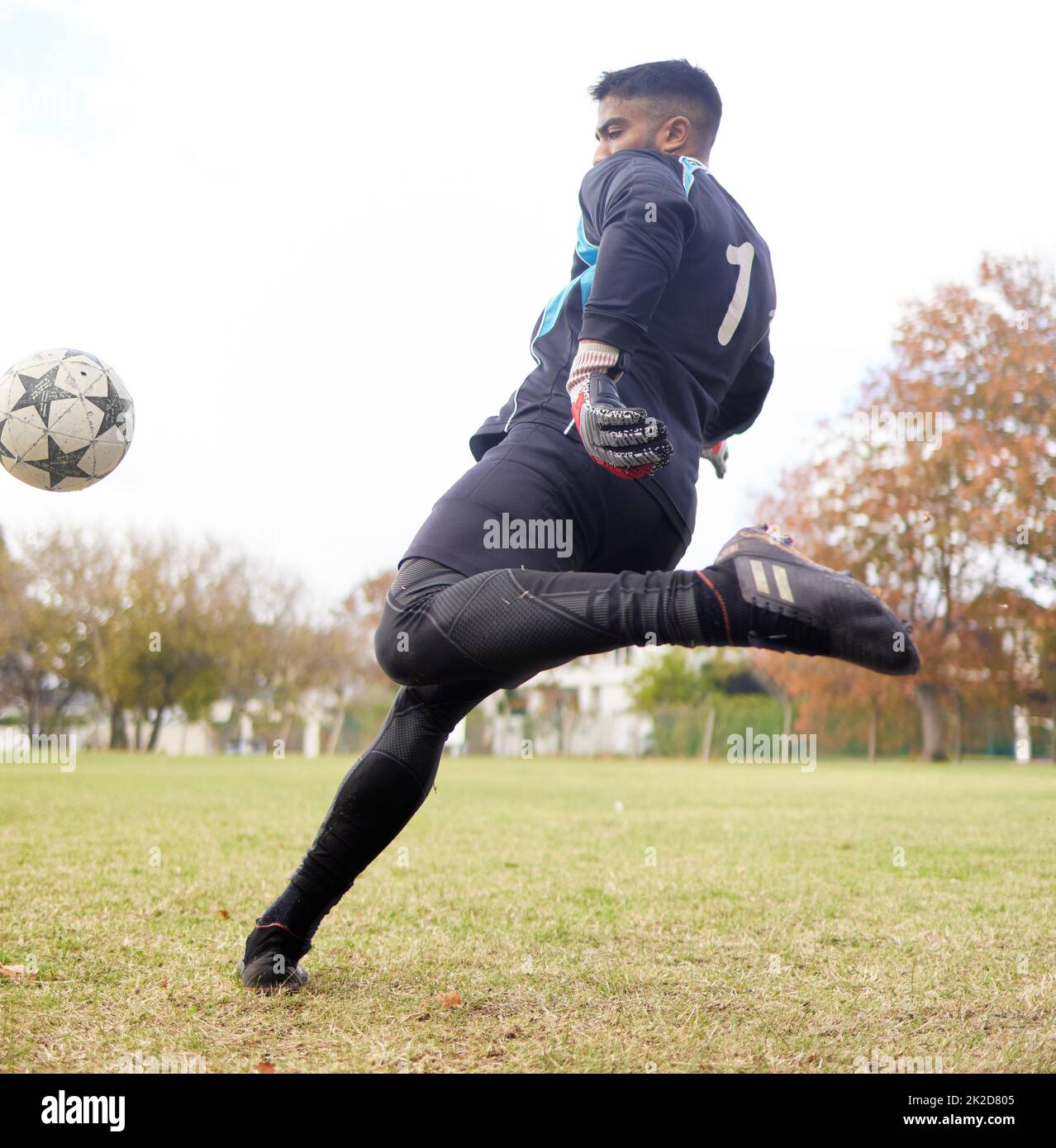Hombre jugando futbol fotografías e imágenes de alta resolución - Alamy