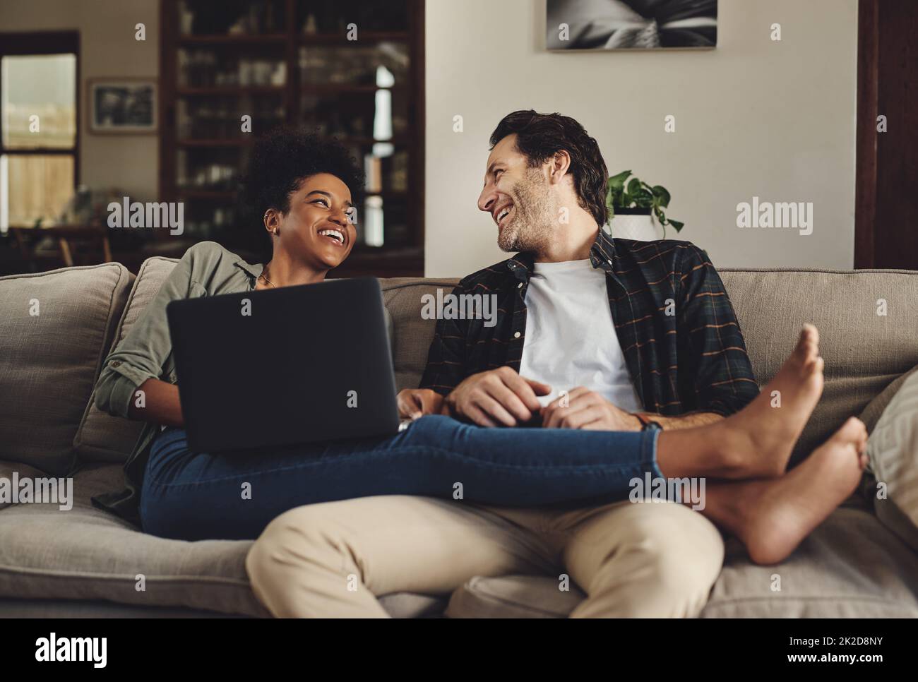 No hay identificación de nadie más que pasar mi día con. Fotografía  completa de una joven pareja feliz usando un portátil mientras se relaja en  un sofá-cama Fotografía de stock - Alamy