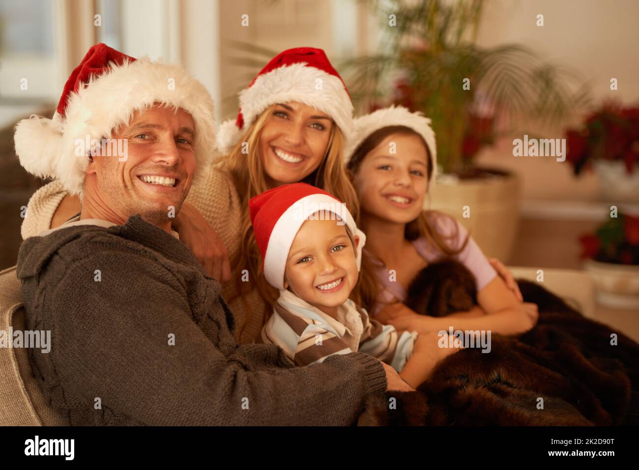 Momentos familiares en Navidad. Retrato de una joven familia feliz el día de Navidad. Foto de stock