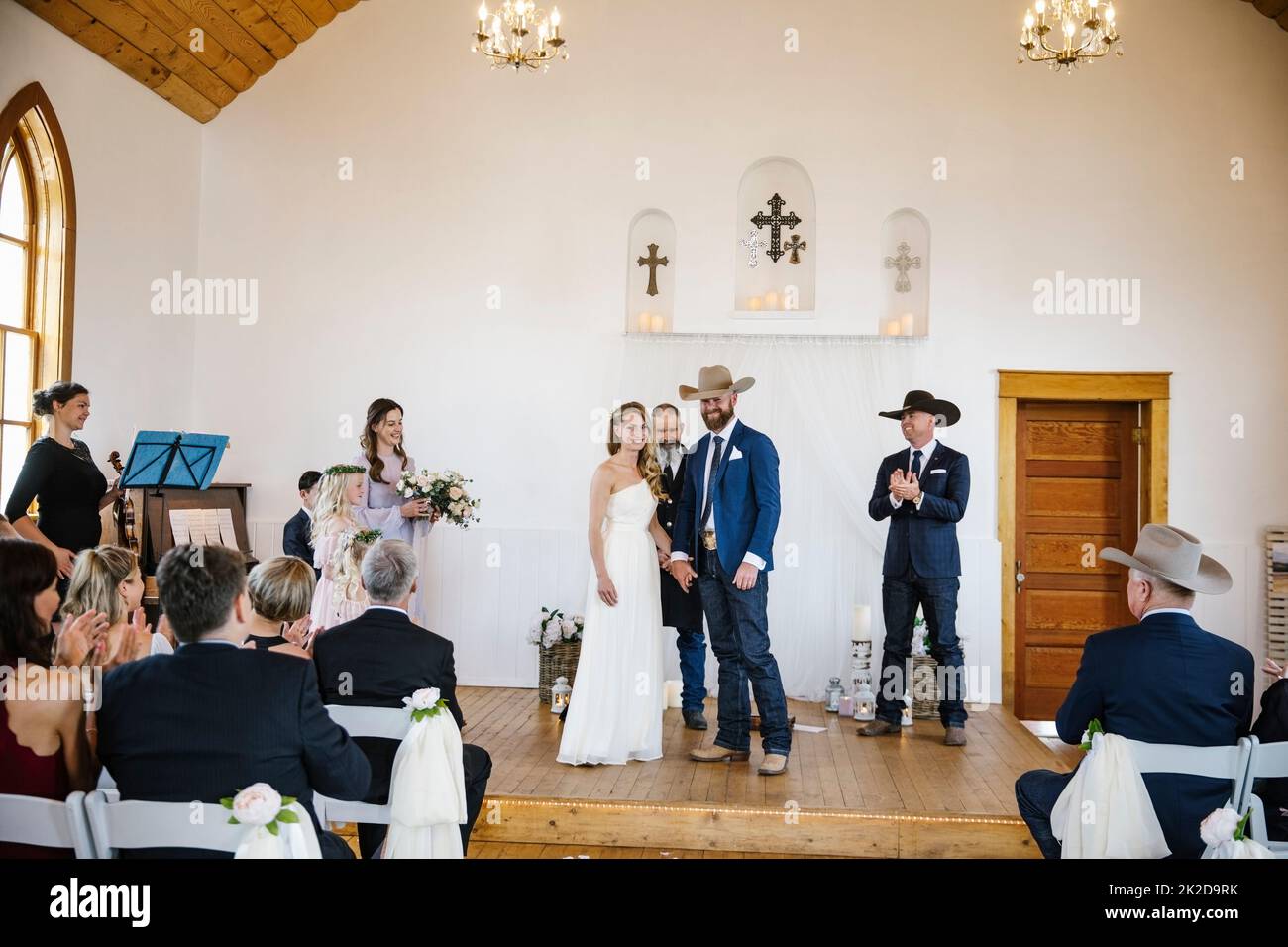 Feliz novia y novio en sombrero de vaquero en el altar de la iglesia el día  de la boda Fotografía de stock - Alamy