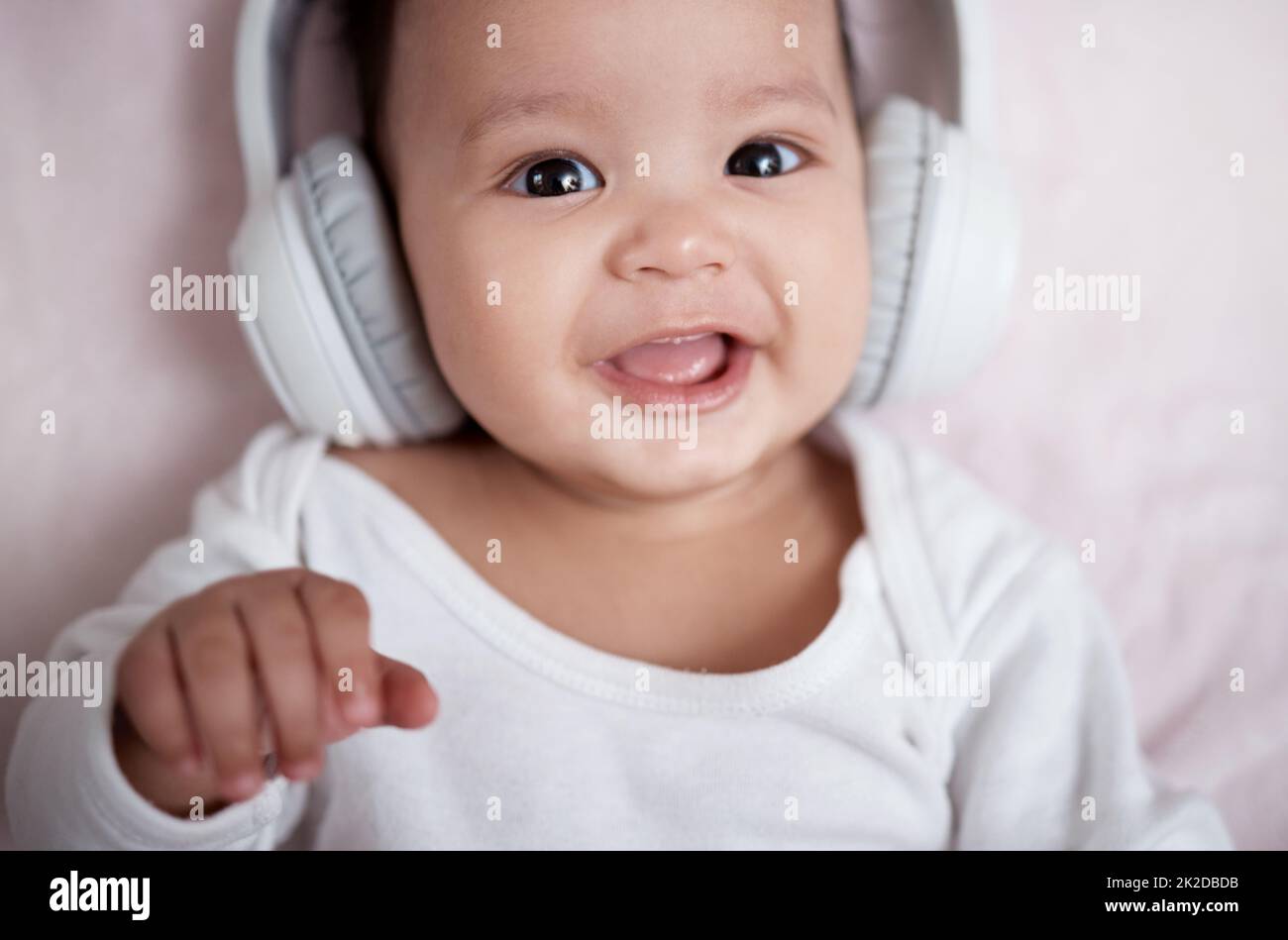 Bebé usando auriculares fotografías e imágenes de alta resolución - Alamy