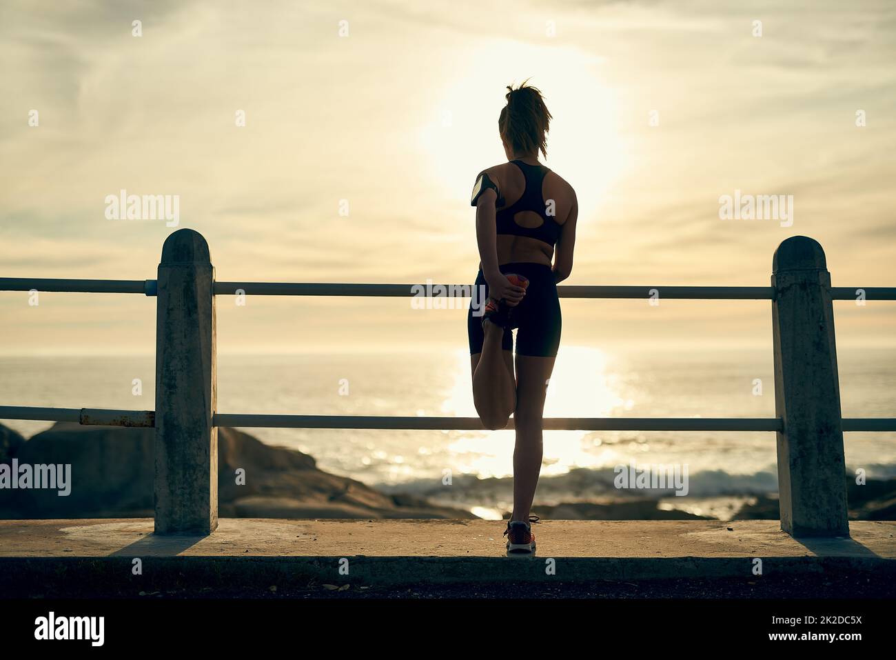 Gire la cabeza por las razones correctas. Foto de una joven mujer deportiva corriendo fuera. Foto de stock