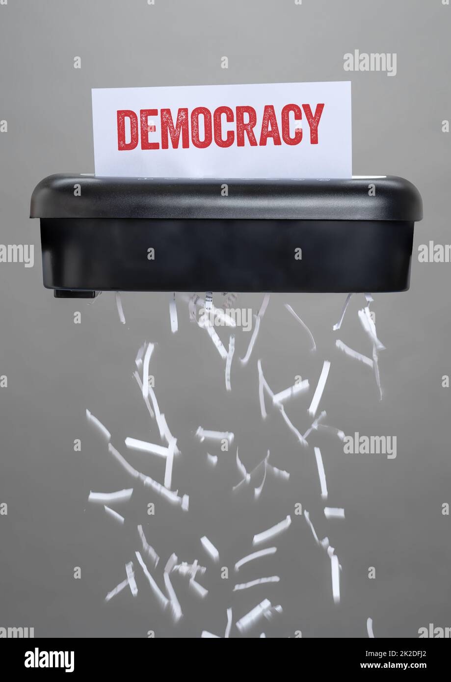 Una destructora que destruye un documento - Democracia Foto de stock