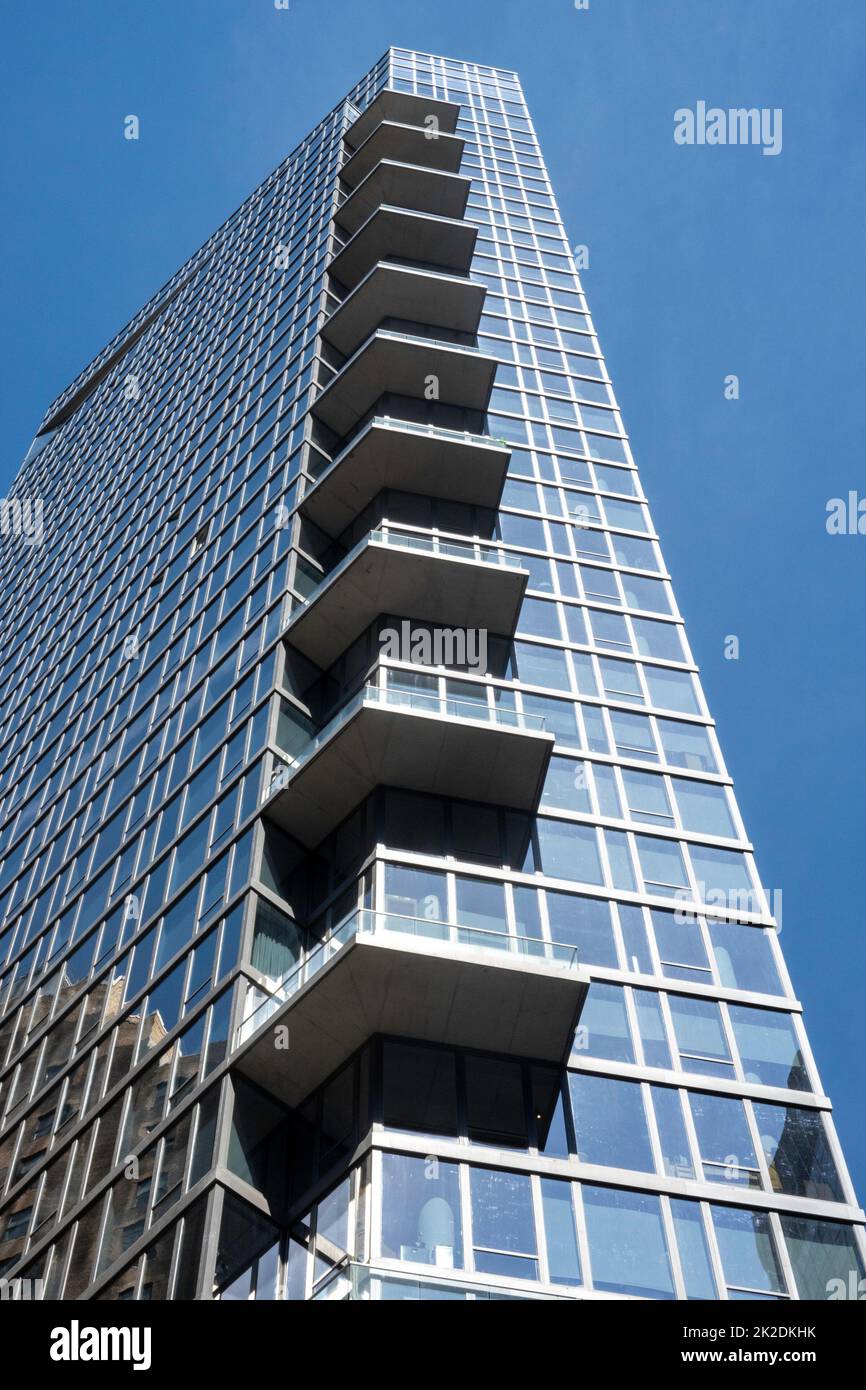 Edificio de apartamentos El Summit NYC es una torre moderna en la ciudad de Nueva York, EE.UU. 2022 Foto de stock