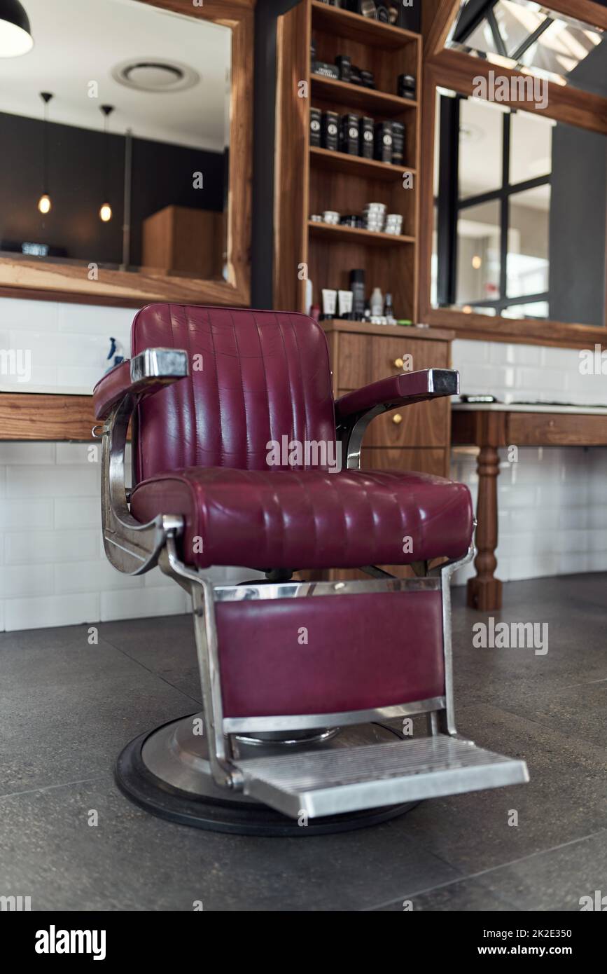 El sillón y espejo de la peluquería están listos para recibir a los  visitantes. El interior del salón con equipo de peluquería y mobiliario  Fotografía de stock - Alamy