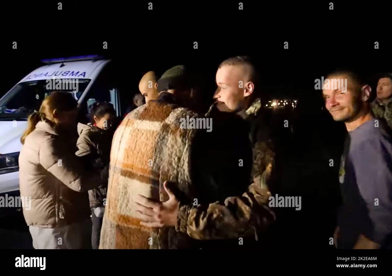 Capturas de pantalla del video del Ejército de Ucrania sobre el intercambio negociado de prisioneros entre Ucrania y Rusia. Las fotos muestran que los soldados ucranianos repatriados entran en su país de origen y son recibidos por el ejército y los equipos médicos de Ucrania. Crédito fotográfico: SBU Foto de stock