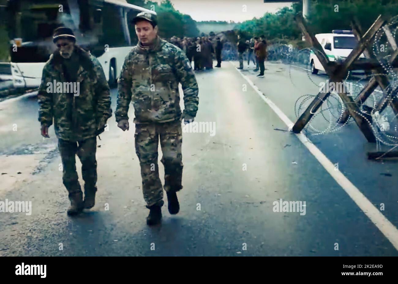 Capturas de pantalla del video del Ejército de Ucrania sobre el intercambio negociado de prisioneros entre Ucrania y Rusia. Las fotos muestran que los soldados ucranianos repatriados entran en su país de origen y son recibidos por el ejército y los equipos médicos de Ucrania. Crédito fotográfico: SBU Foto de stock