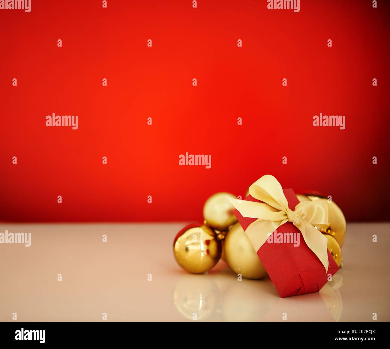 Es una época especial del año. Estudio de los adornos de Navidad sobre un fondo rojo. Foto de stock