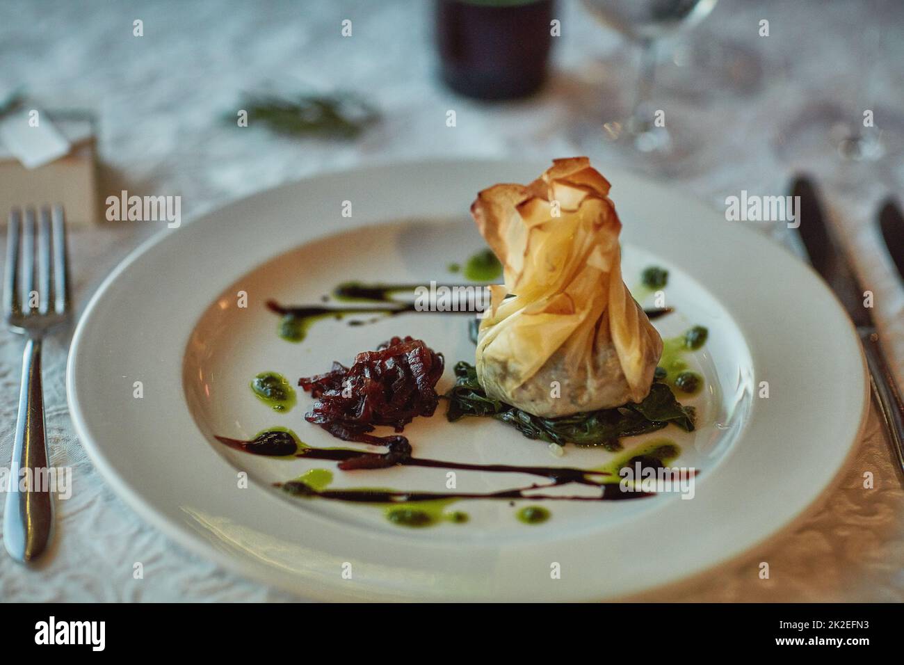 Tiempo para excavar. Foto de un plato de comida presentado en una mesa dentro de un edificio durante el día. Foto de stock