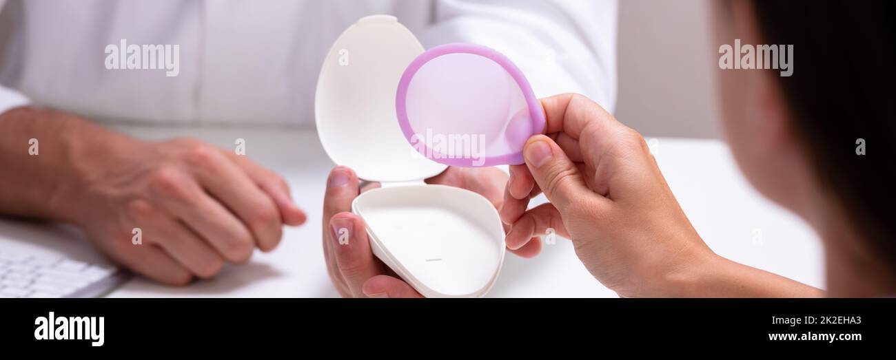 Ginecólogo Consultando a la mujer en el método anticonceptivo de diafragma Foto de stock