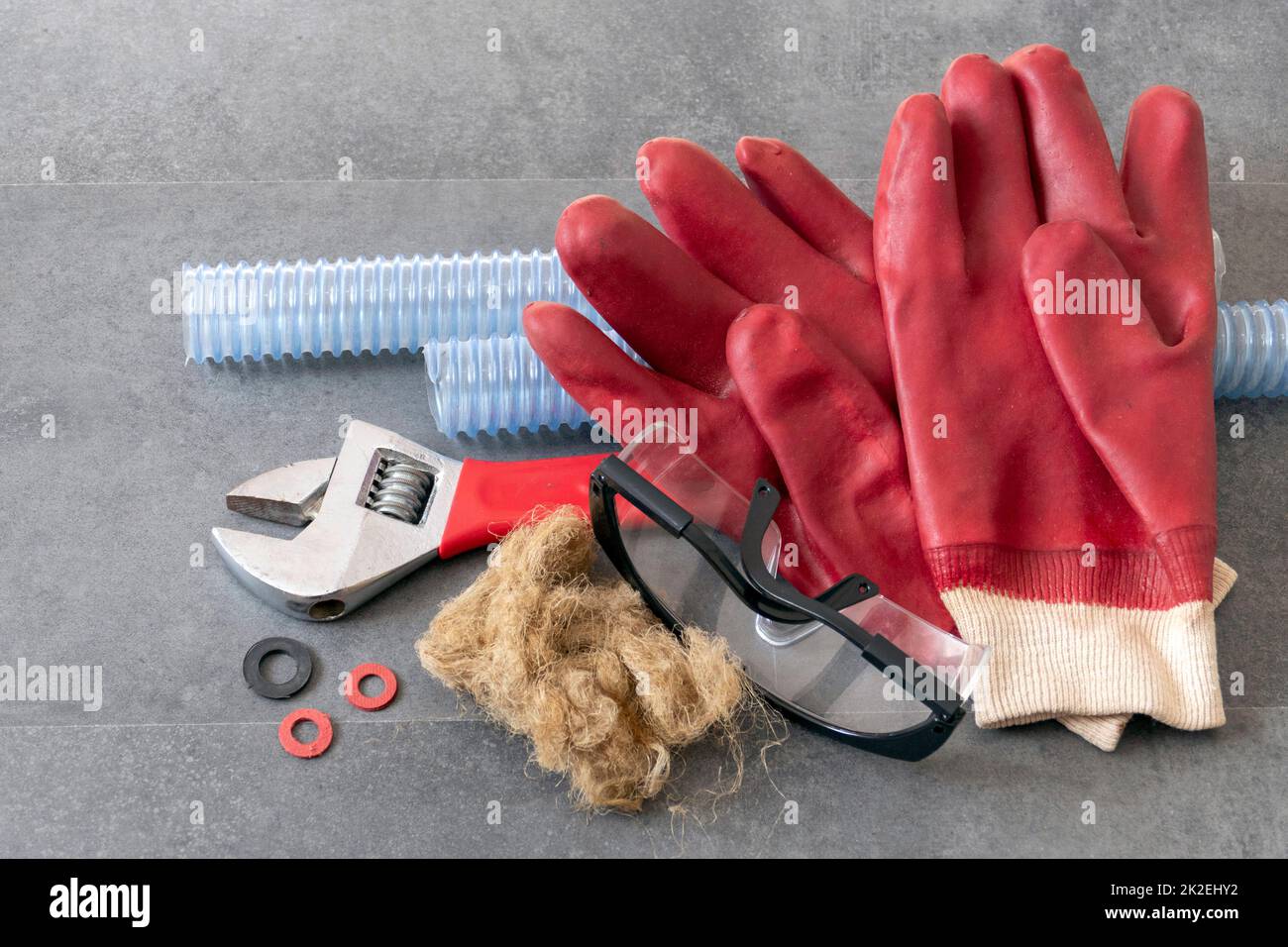 Mujer en guantes clasifica cartuchos terminados en el lugar de trabajo de  la planta Fotografía de stock - Alamy