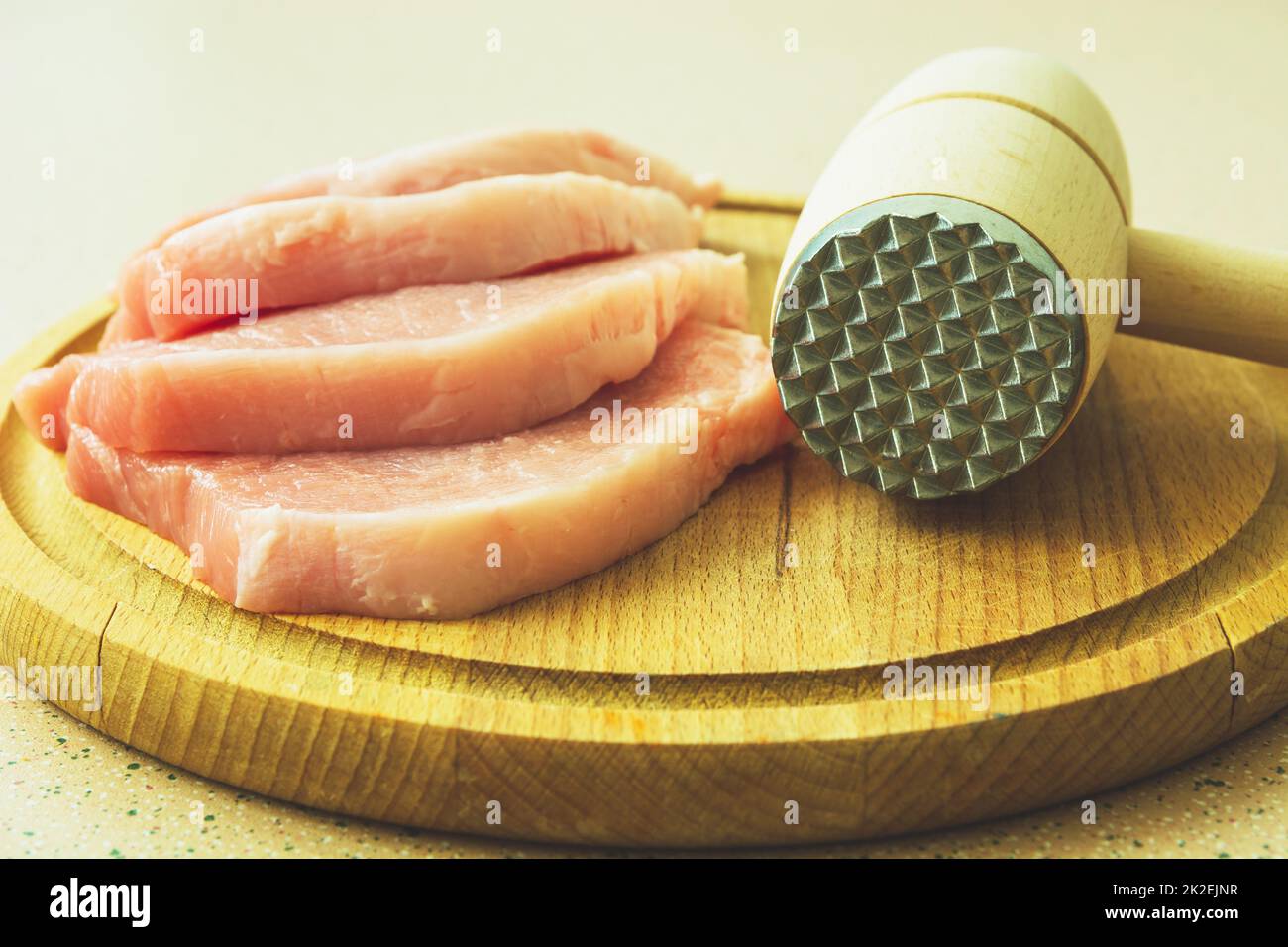 Rodajas de cerdo en una tabla de cortar Foto de stock