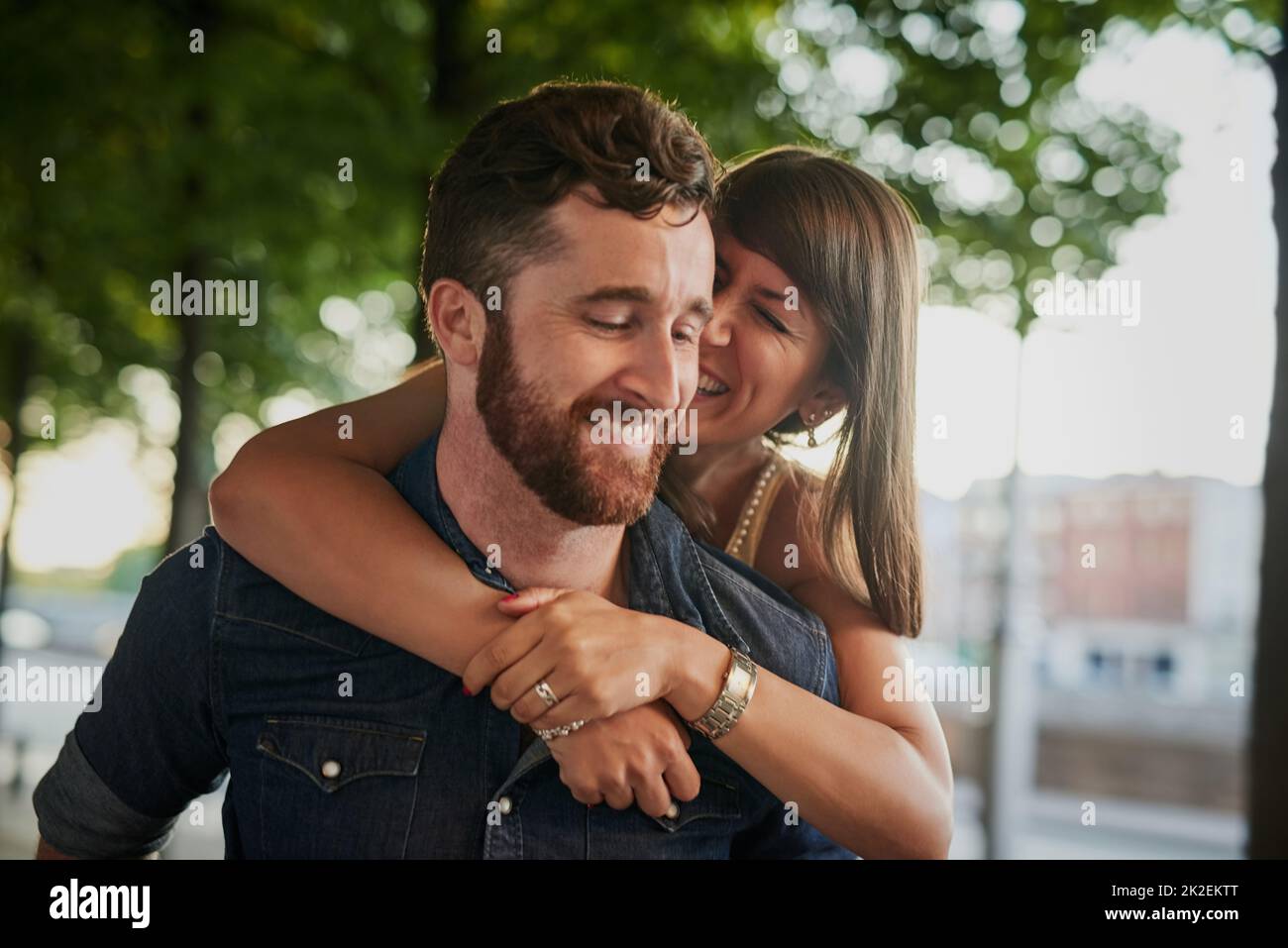 Siempre tienen un tiempo maravilloso juntos. Foto recortada de una joven atractiva abrazando a su novio desde atrás mientras en una cita. Foto de stock