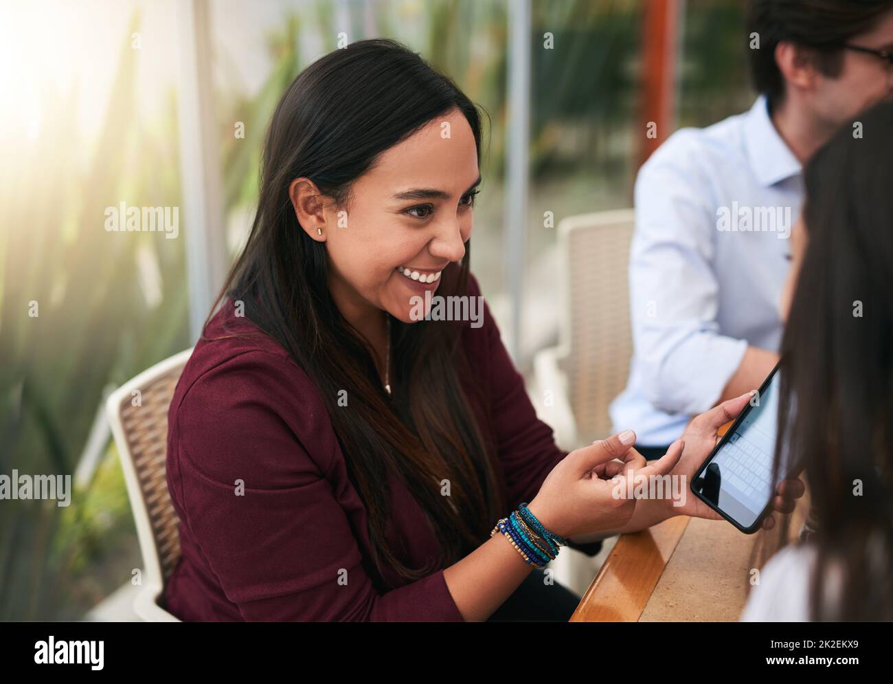 Persona hablando con otra fotografías e imágenes de alta resolución - Alamy
