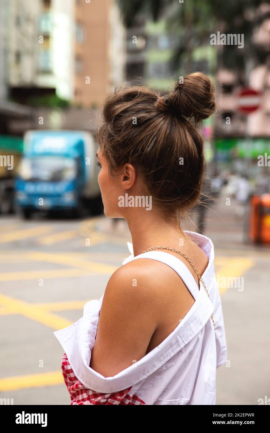 Mujer joven con un peinado llamado - Bun Foto de stock