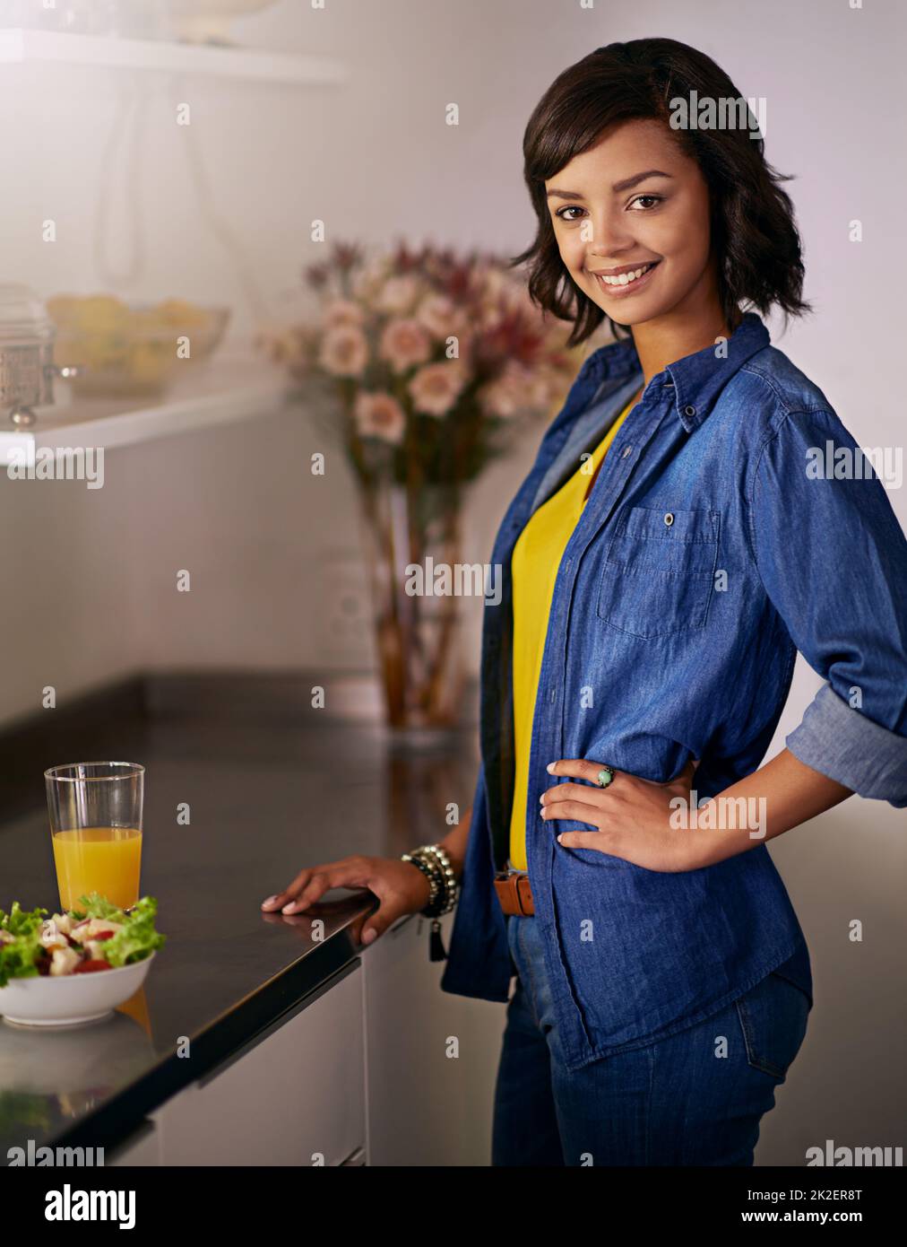 En cualquier momento es la hora de la ensalada. Retrato de una mujer joven a punto de tener una ensalada saludable en casa. Foto de stock