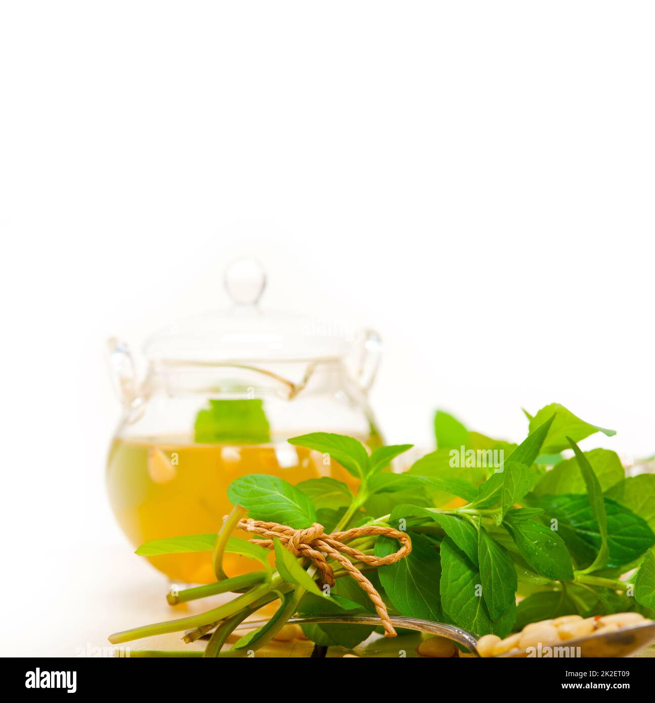 La tetera ,azúcar, té verde y menta para hacer té marroquí Fotografía de  stock - Alamy