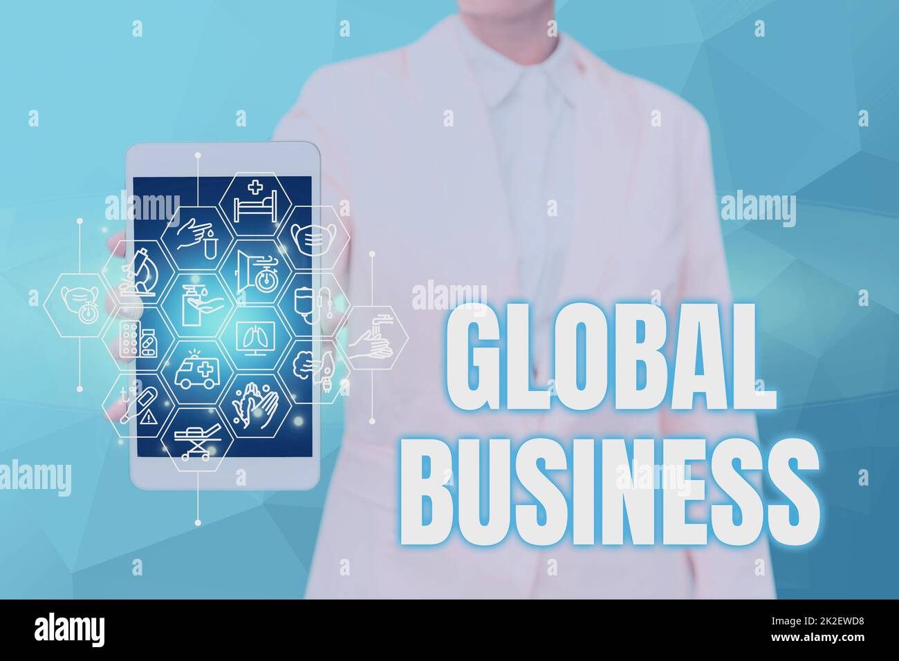 Signo de texto que muestra Global Business. Foto conceptual Comercio y sistema de negocios Una empresa que hace en todo el mundo Señora presionando la pantalla de teléfono móvil que muestra la tecnología futurista Foto de stock