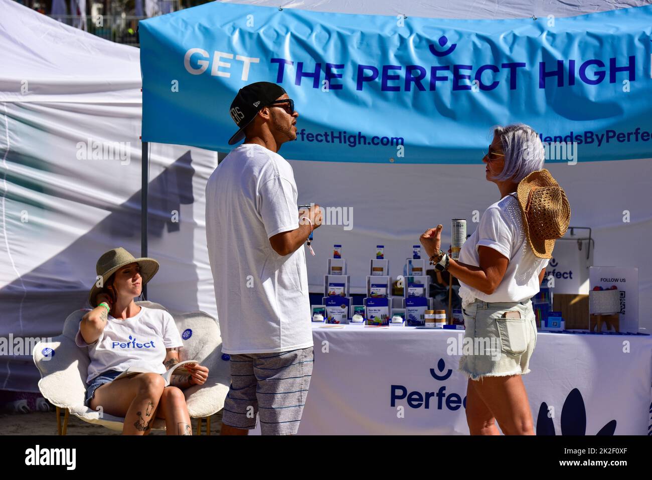 Redondo Beach, California 17 de septiembre de 2022 - Personas y vendedores en el BeachLife Ranch Festival, crédito - Ken Howard/Alamy Foto de stock