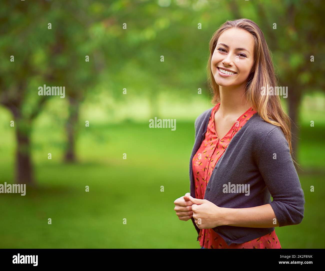 Busque la belleza en cada día. Retrato de una joven de pie al aire libre. Foto de stock