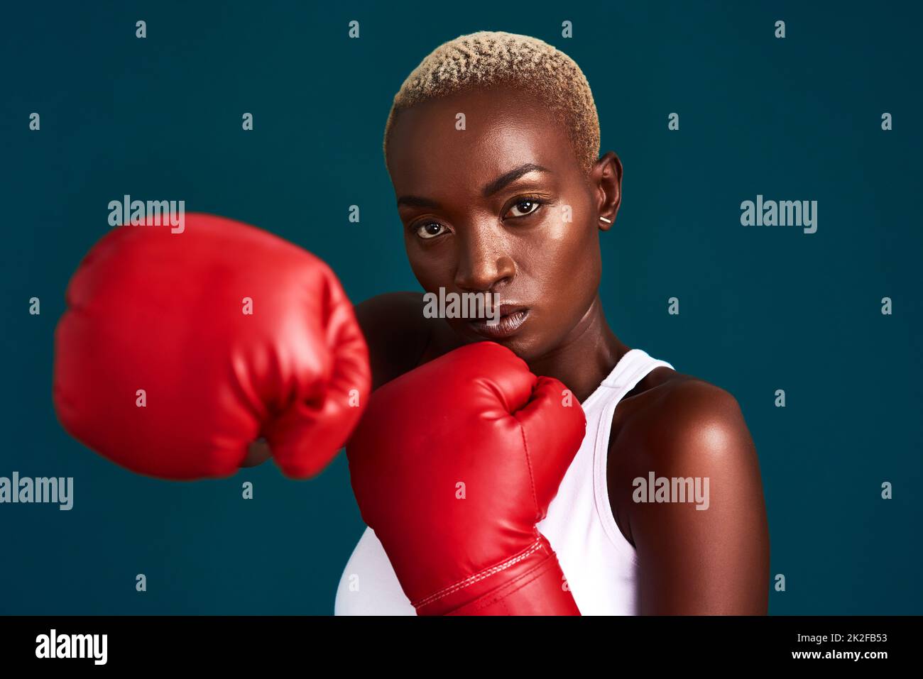 Imagen de hermosa grave mujer vistiendo ropa deportiva formación en guantes  de boxeo por mar de mañana Fotografía de stock - Alamy