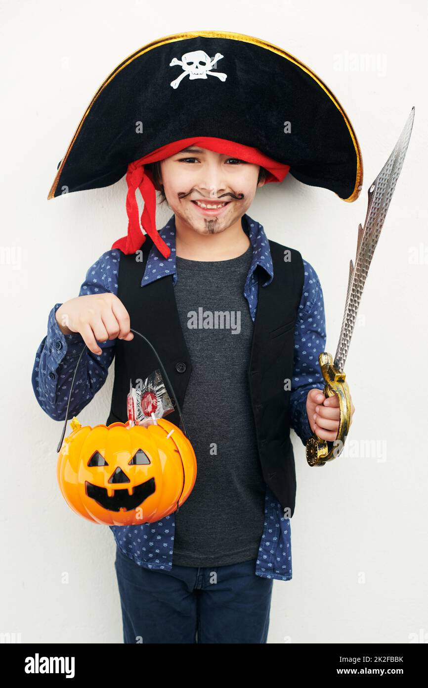 Pirata juguetón. Foto de un niño vestido con un traje pirata mientras  sostiene una linterna jack o contra un fondo blanco Fotografía de stock -  Alamy