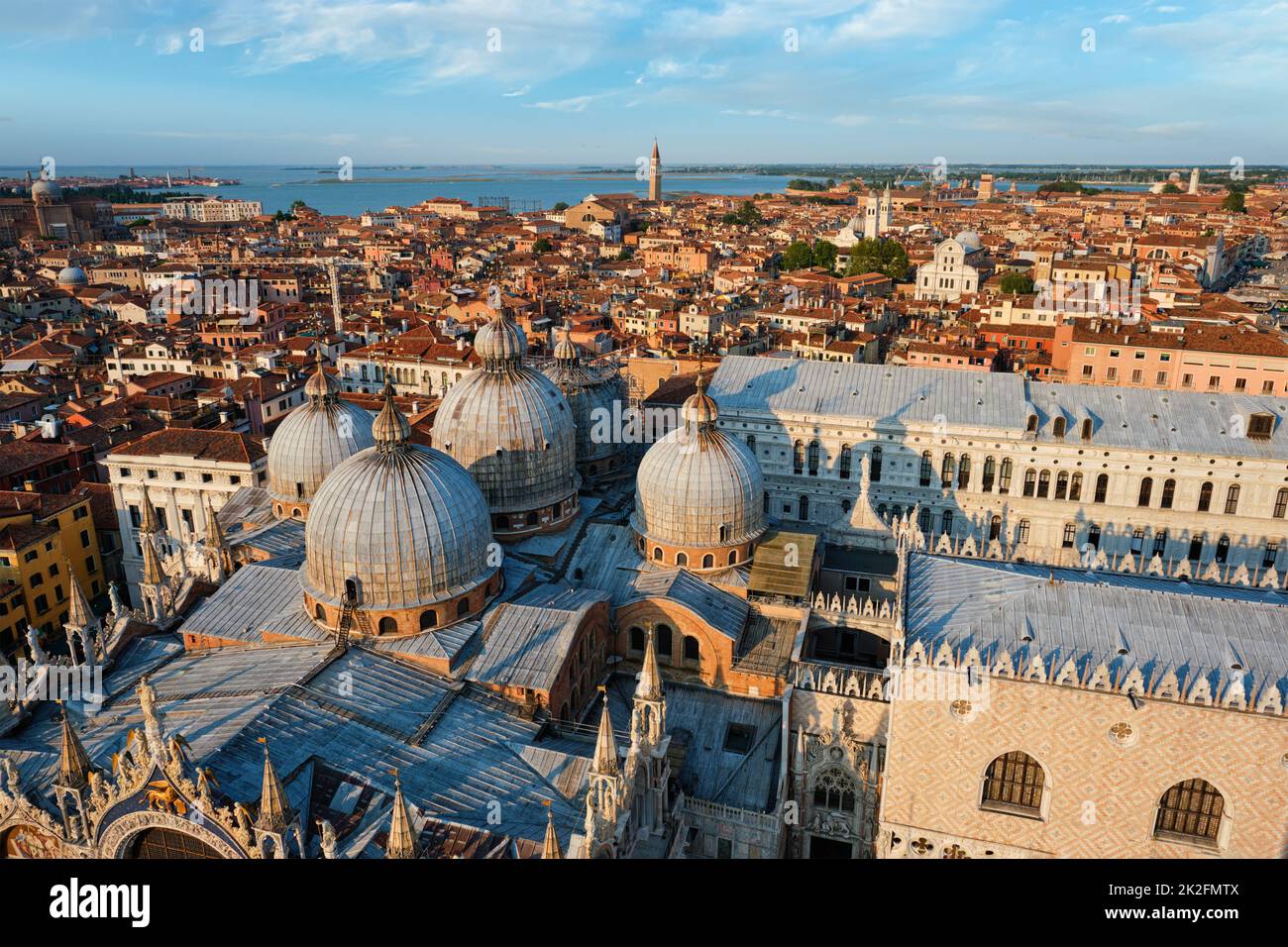 Vista aérea de Venecia con la Basílica de San Marcos y el Palacio Ducal. Venecia, Italia Foto de stock