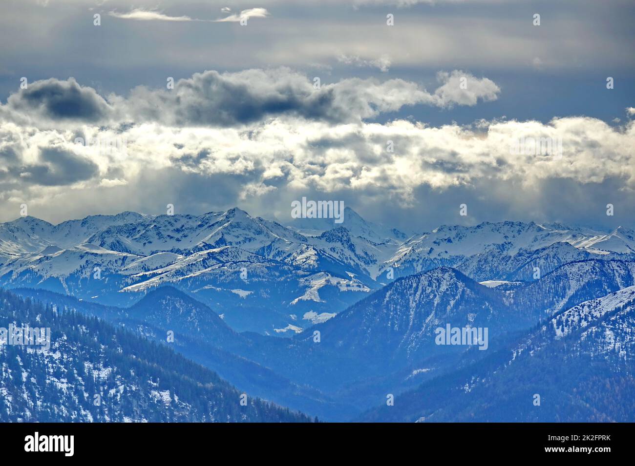 Alemania, Baviera, Alta Baviera, vista desde la montaña Wildalpjoch, montañas de caída de árboles, montañas Tirol, nublado, contraluz Foto de stock