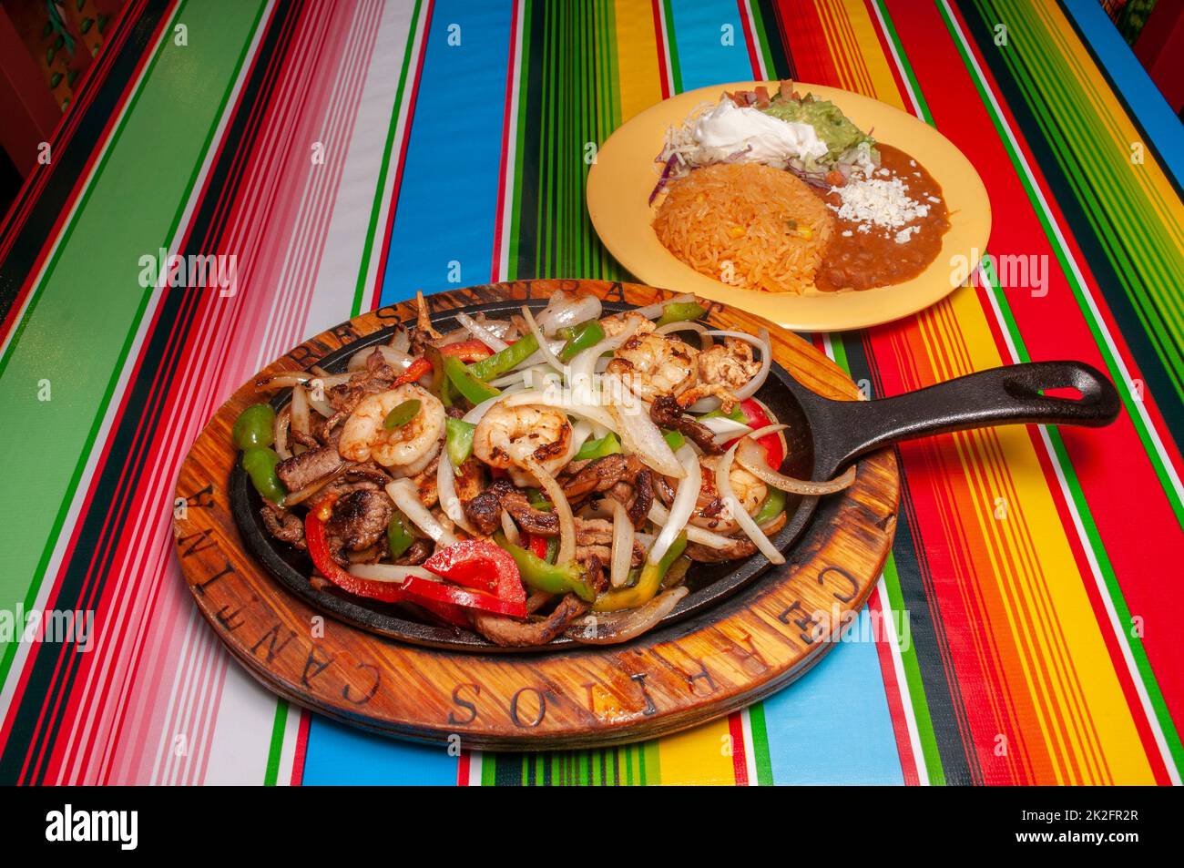 Bistec pollo fajitas de camarones fotografías e imágenes de alta