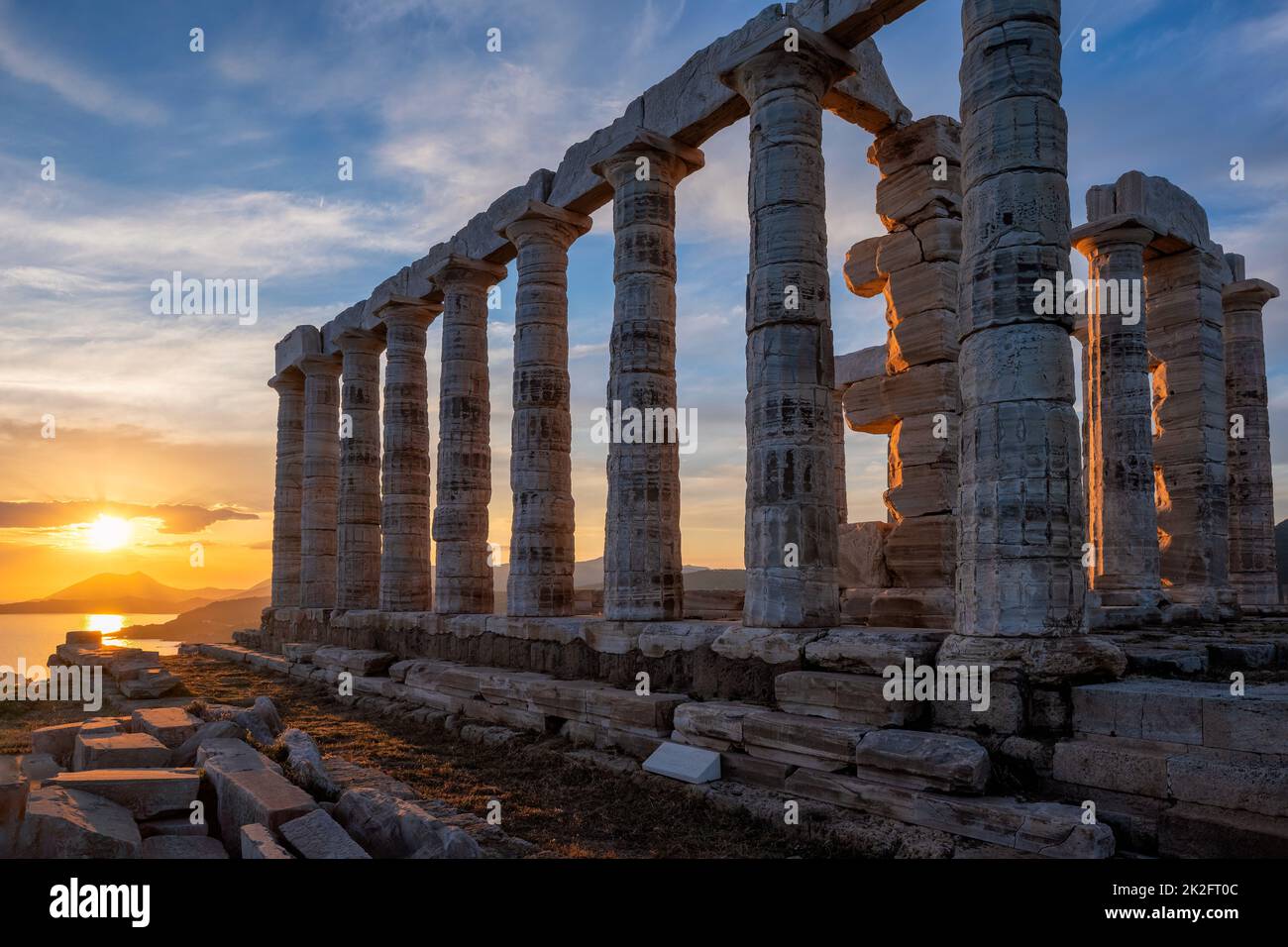 Ruinas del templo de Poseidón en Cabo Sounio al atardecer, Grecia Foto de stock