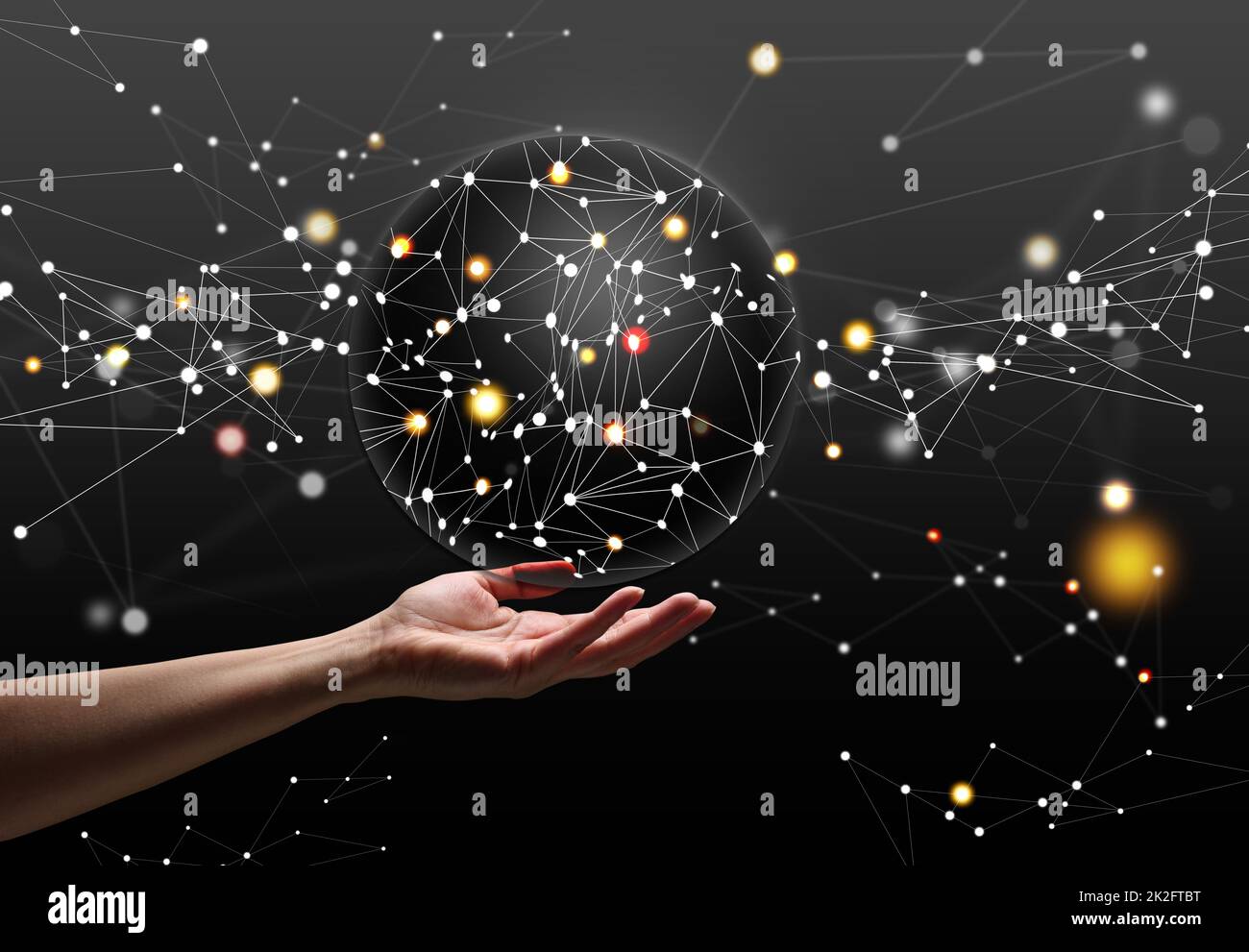 una mano femenina sostiene una esfera con conexiones internacionales globales. Visualización futurista de los negocios globales y de la red mundial de Internet Foto de stock