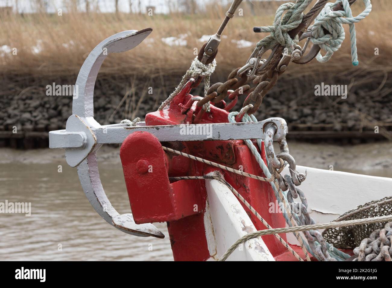 Ancla en el arco de un barco Foto de stock