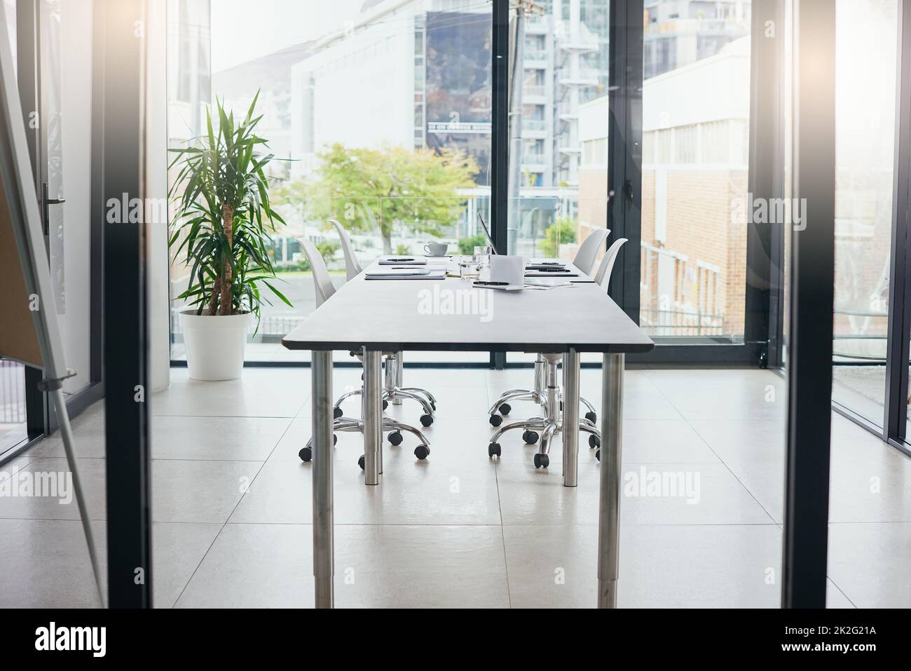 El negocio se suspende para el día. Foto de una sala de juntas vacía amueblada con una mesa y sillas. Foto de stock