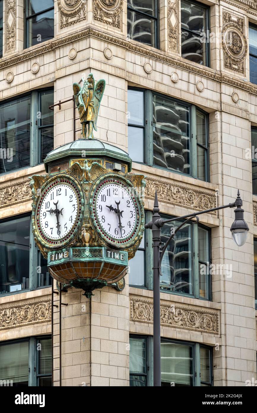 El viejo reloj público 'Father Time' fuera del edificio de los joyeros, Chicago, Illinois, EE.UU Foto de stock