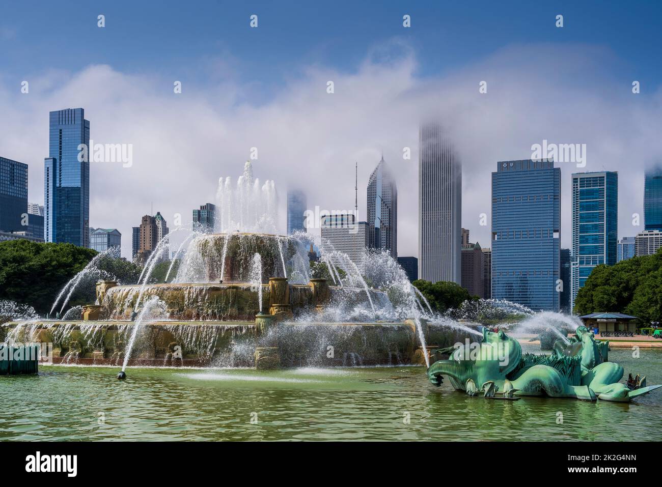 Buckingham Fountain con el horizonte de la ciudad como telón de fondo, Chicago, Illinois, EE.UU Foto de stock