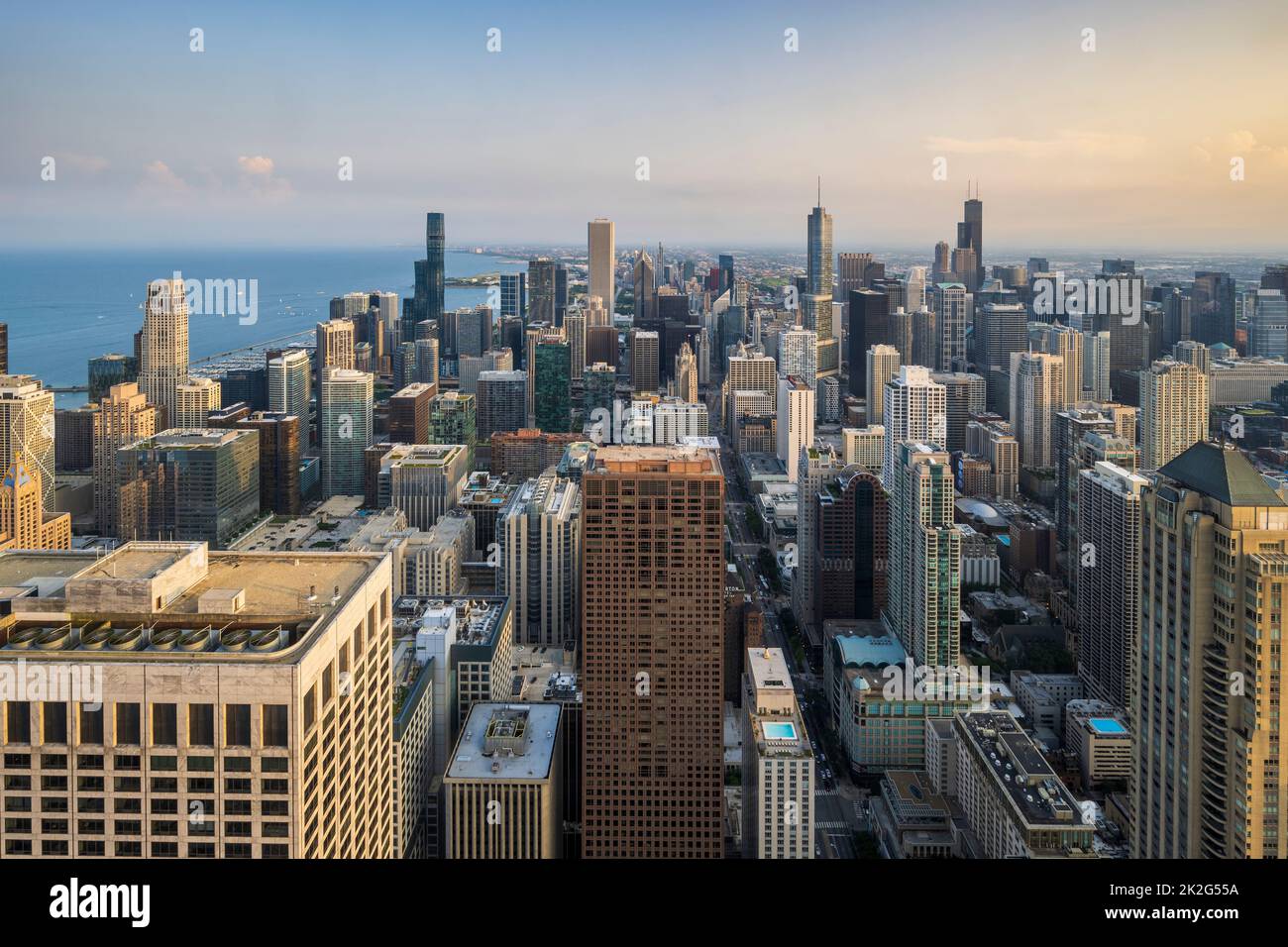 Vista aérea del horizonte del centro al atardecer, Chicago, Illinois, EE.UU Foto de stock