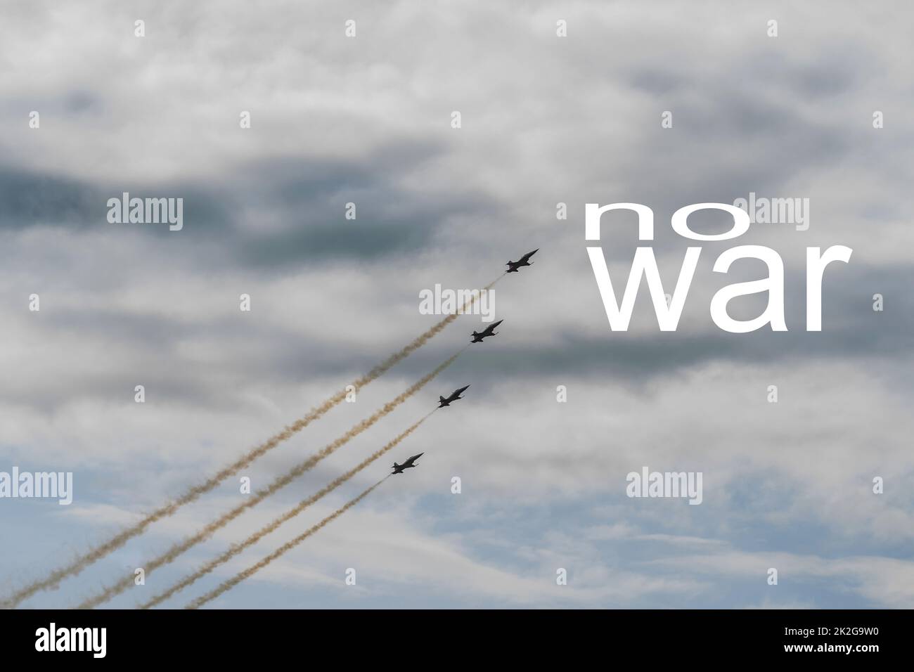 no hay guerra cuatro aviones de combate vuelan abruptamente Foto de stock