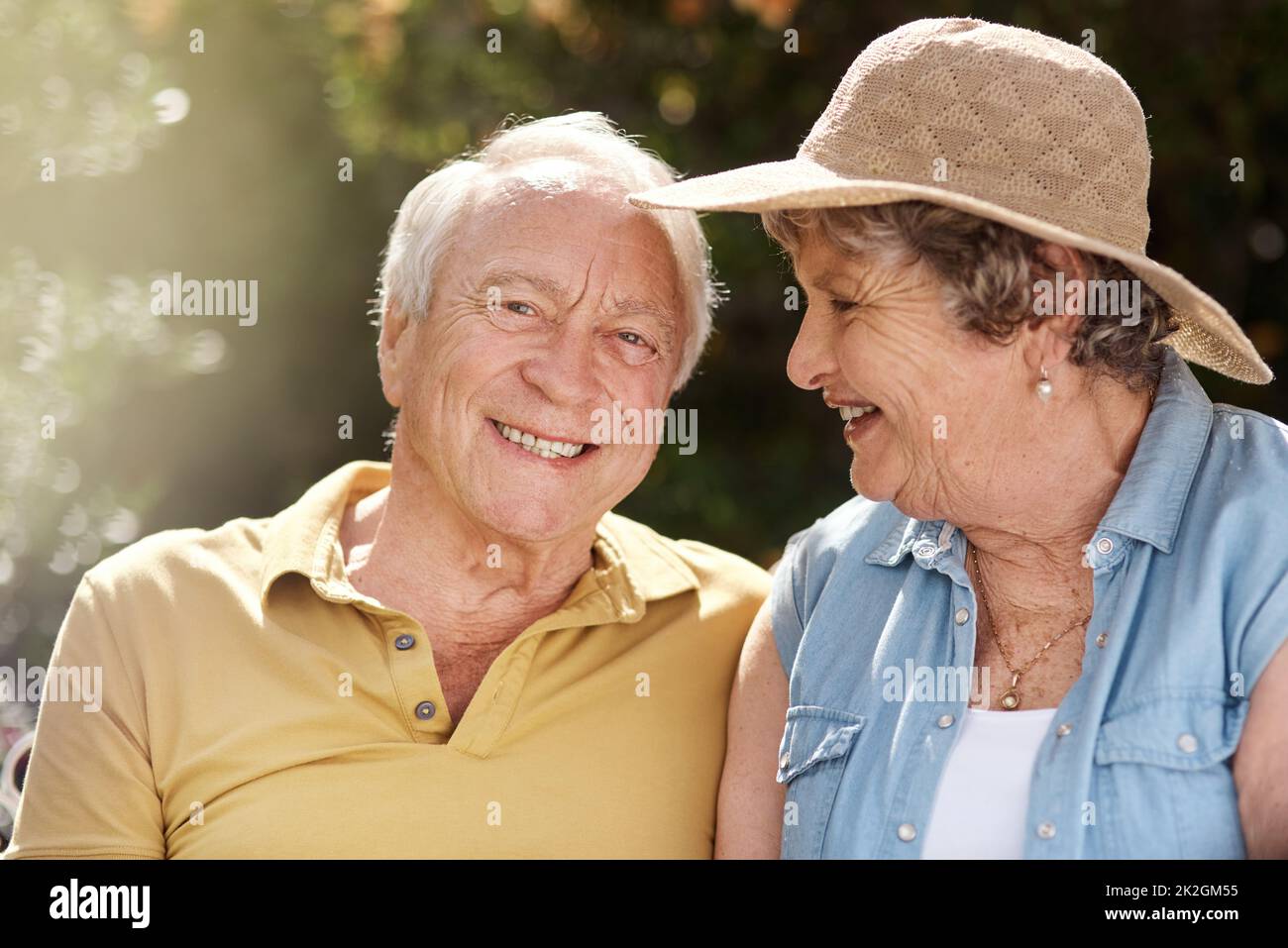 Ella podría eclipsar el sol e ID gracias a ella. Retrato de una pareja mayor disfrutando del sol en su patio trasero. Foto de stock