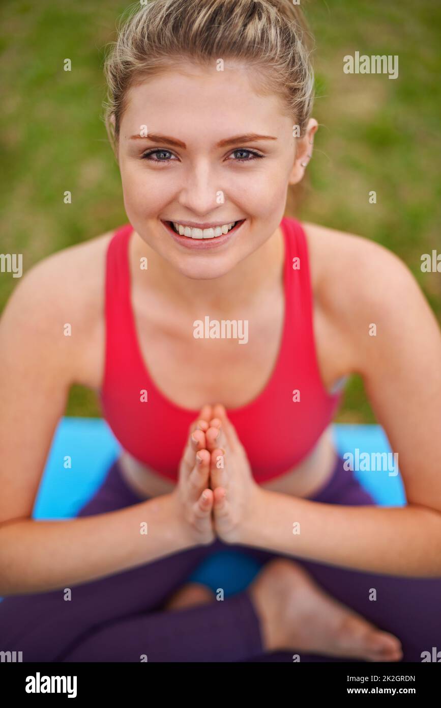 Mujer haciendo yoga en un parque fotografías e imágenes de alta resolución  - Página 5 - Alamy