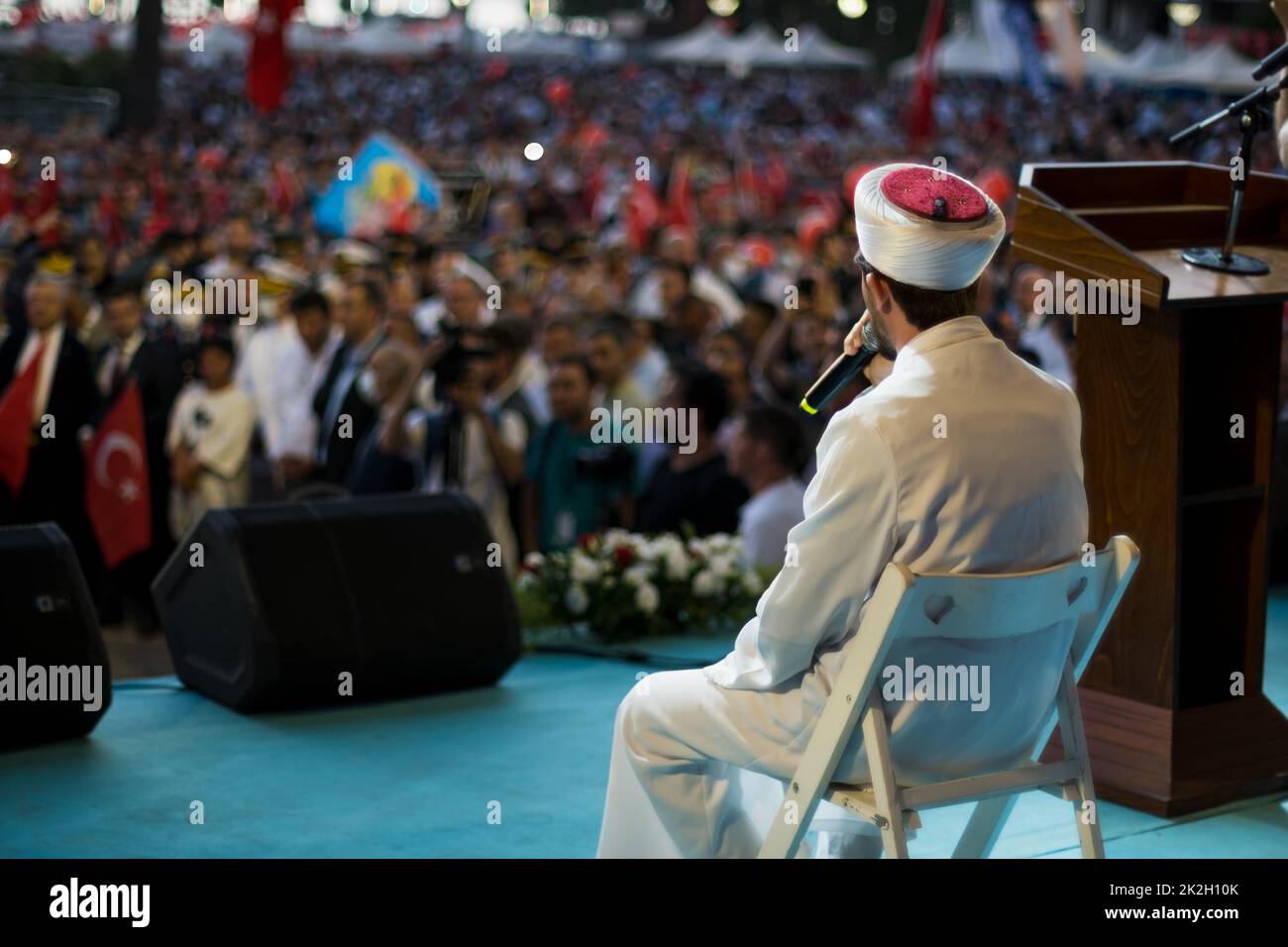 Izmir, Turquía - 15 de julio de 2022: 15 de julio Día de la Democracia en Turquía Izmir. Vista posterior de un imán con micrófono en el escenario. Foto de stock