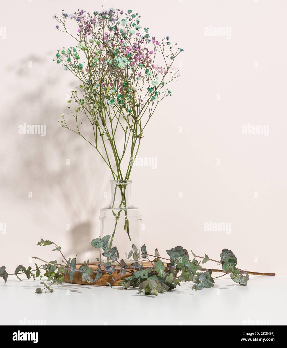 Tiro vertical de flores secas decorativas ramas en un transparente jarrón  sobre la mesa Fotografía de stock - Alamy