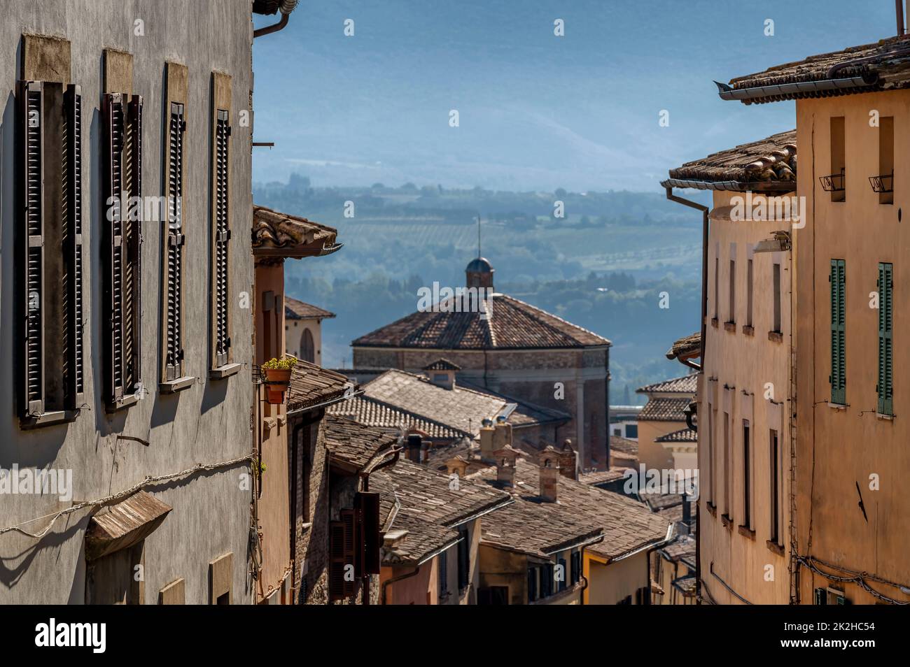 Un vistazo al centro histórico de Todi, Perugia, Italia, en la calle Via Matteotti Foto de stock