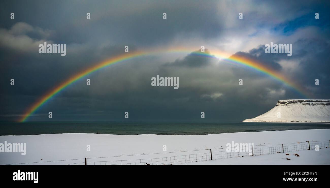 Arco iris en un paisaje nevado Foto de stock