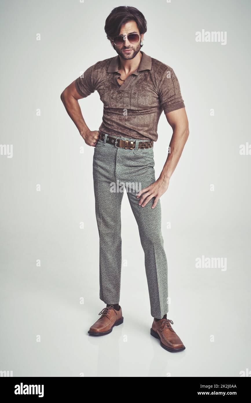 Soy un gran problema Un hombre guapo con ropa retro 70s que destaca una  pose en el estudio Fotografía de stock - Alamy