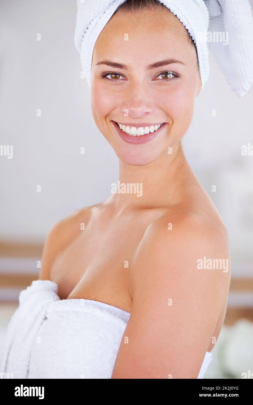 Sensación de limpieza chirriante. Retrato de una mujer durante su rutina de belleza matutina. Foto de stock